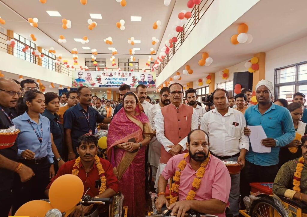cm-ने-दिव्यांगो-को-सहायक-उपकरण-वितरित-किए-1.jpg