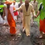 दुर्गम जंगल और 5 किलोमीटर ट्रक्टर से सफर तय कर अमराझिरी आश्रम पहुंचे निराहारी संत दादा गुरु, अमरानंद जी त्यागी जी गुरुजी से की भेंट